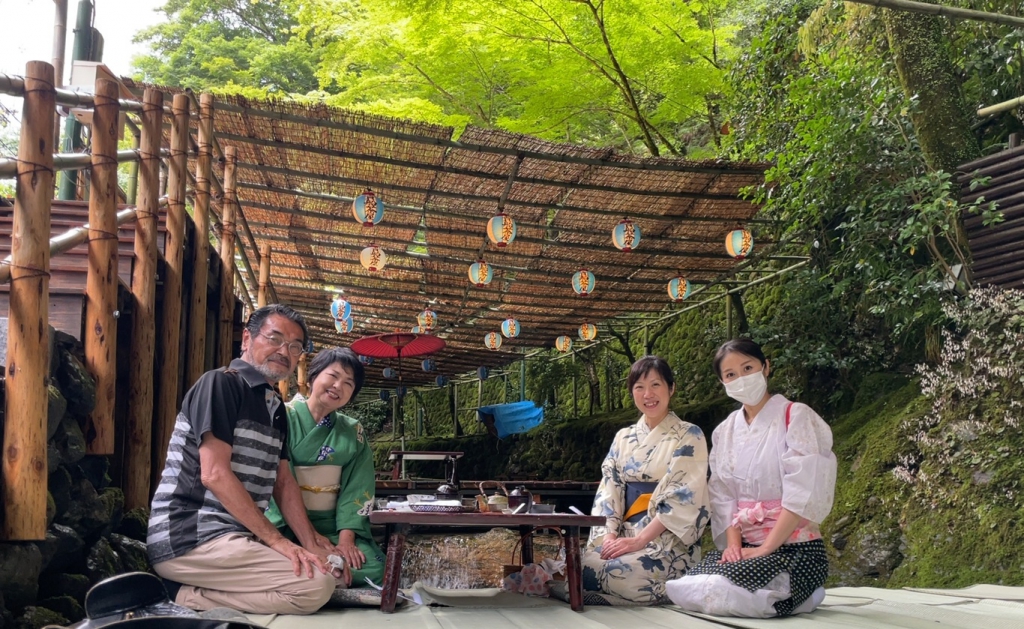 【貴船の川床】笑顔のおもてなしが飛んで来る「貴船茶屋」さん - [公式]Guesthouse KYOTO COMPASS 〜旅人がつくるゲストハウス〜